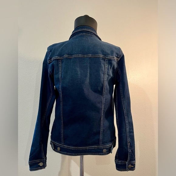 Well Worn Blue Jean Jacket Fitted Silhouette Contrast Stitching - Picture 2 of 3